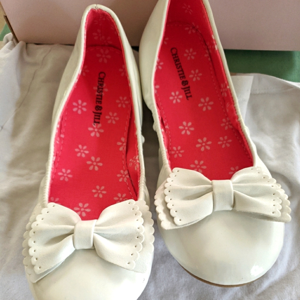 White Girls Shoe with a Bow